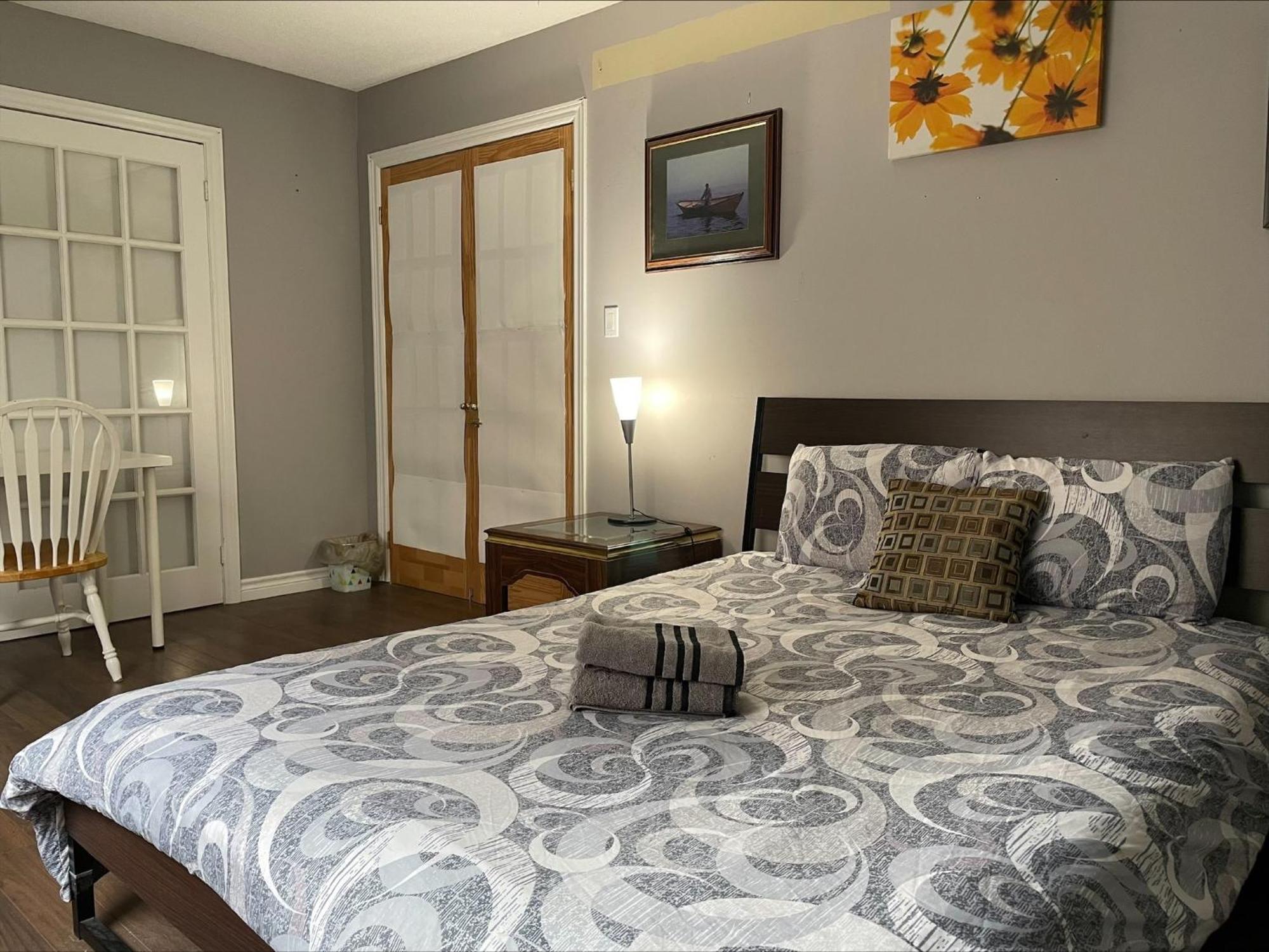 Bhf Near College & Hosp Self-Service Check-In So Fast Net Free Parking In Barrie Exterior photo