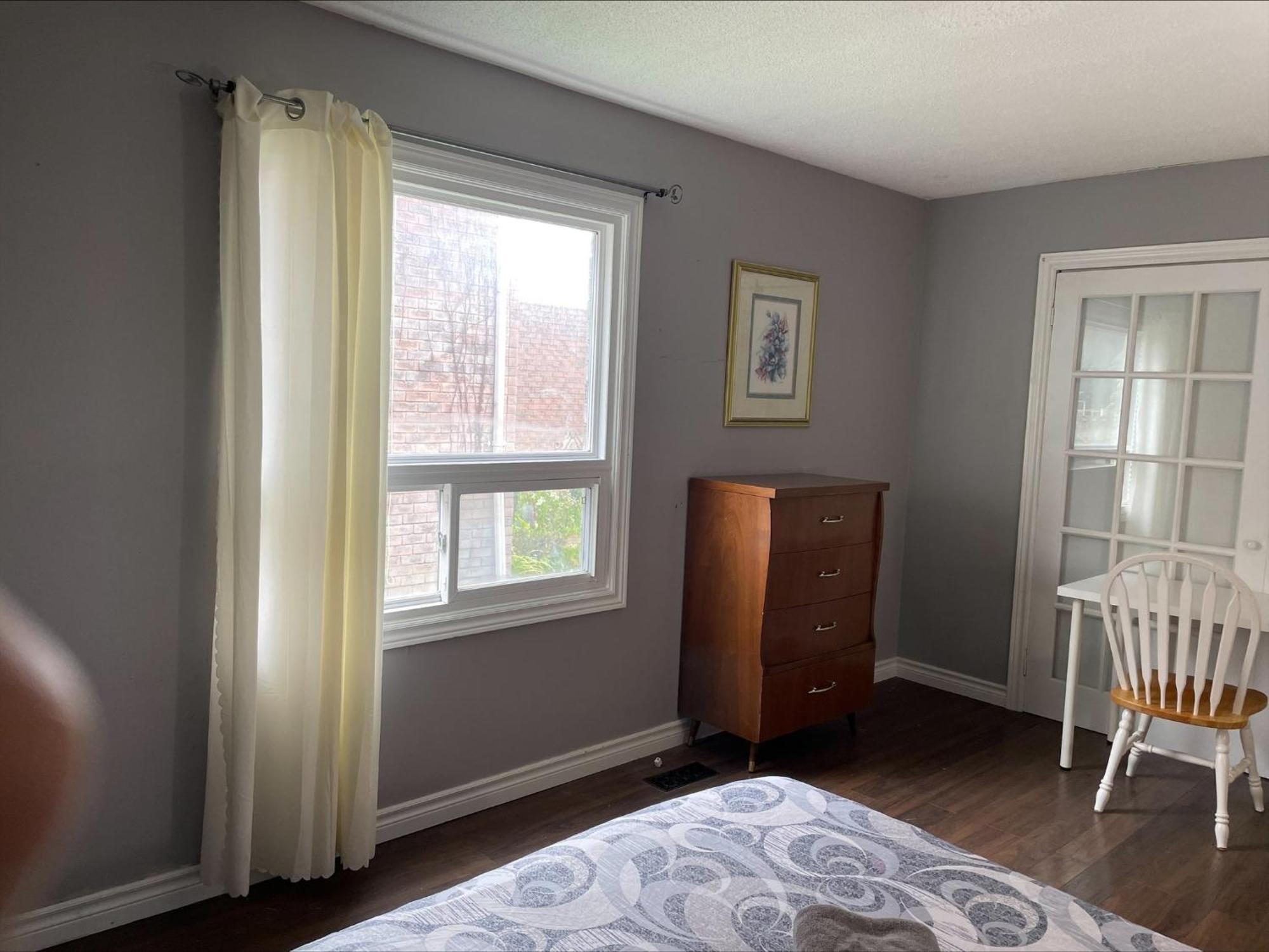 Bhf Near College & Hosp Self-Service Check-In So Fast Net Free Parking In Barrie Exterior photo
