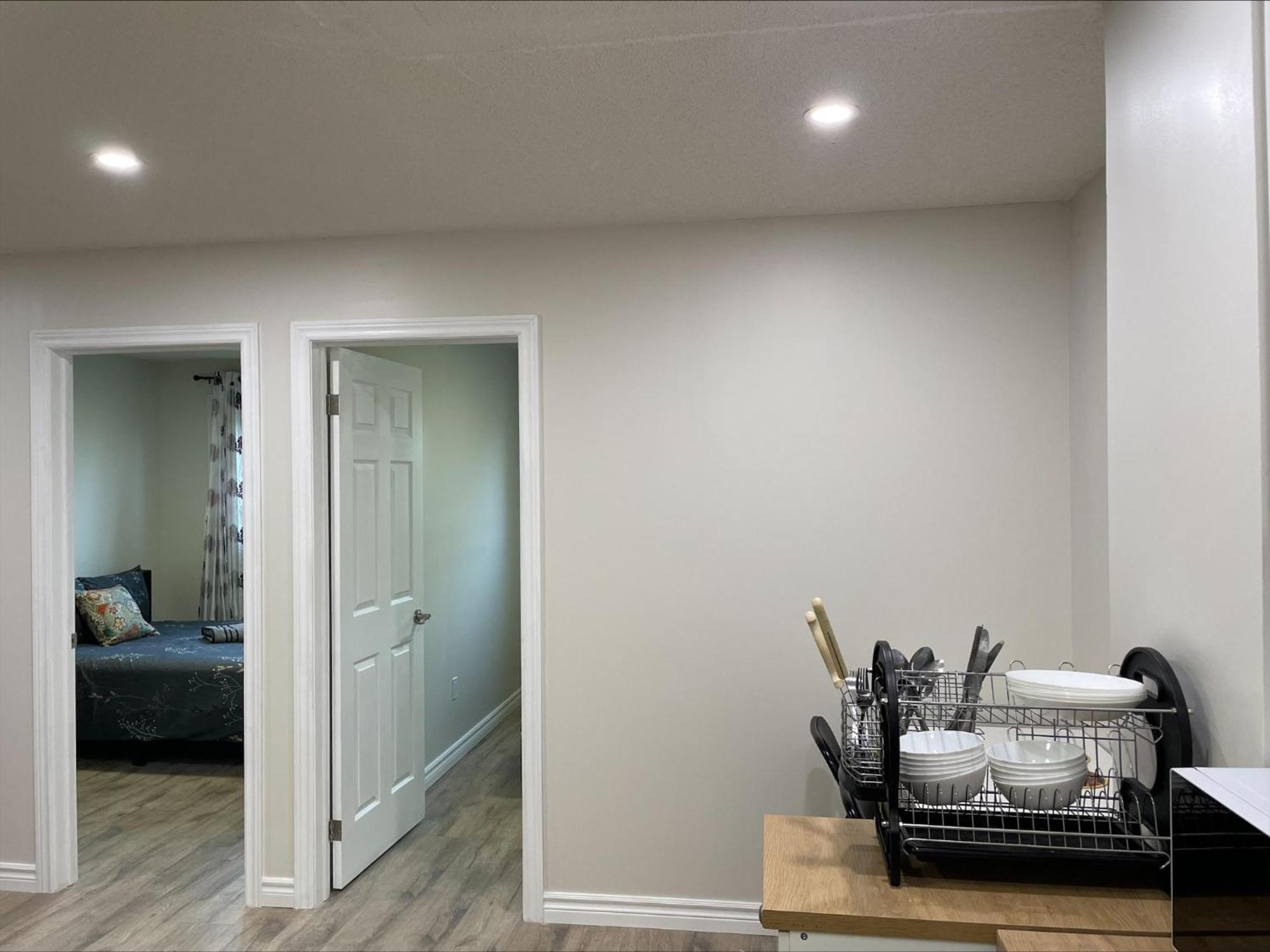 Bhf Near College & Hosp Self-Service Check-In So Fast Net Free Parking In Barrie Exterior photo