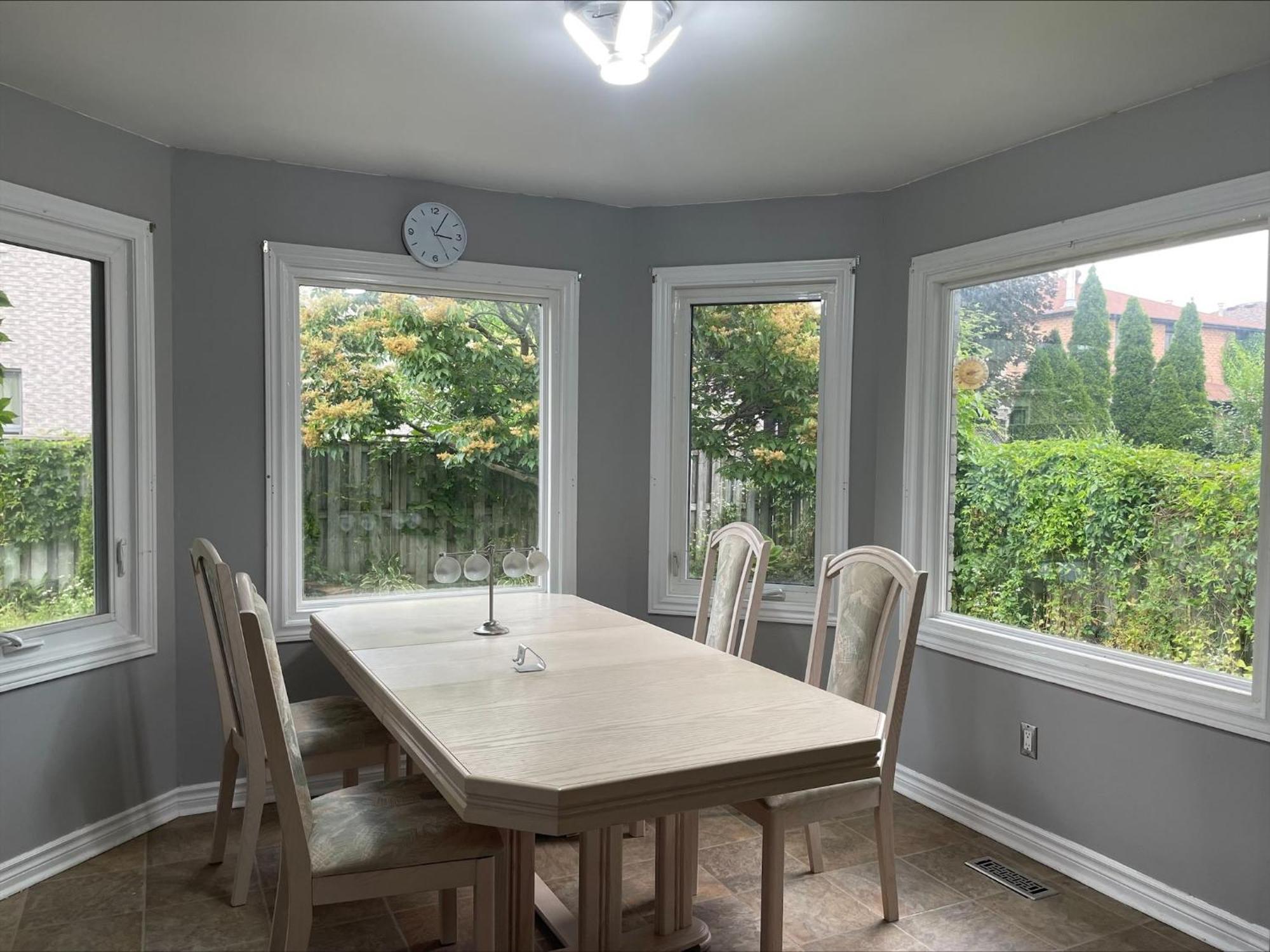 Bhf Near College & Hosp Self-Service Check-In So Fast Net Free Parking In Barrie Exterior photo