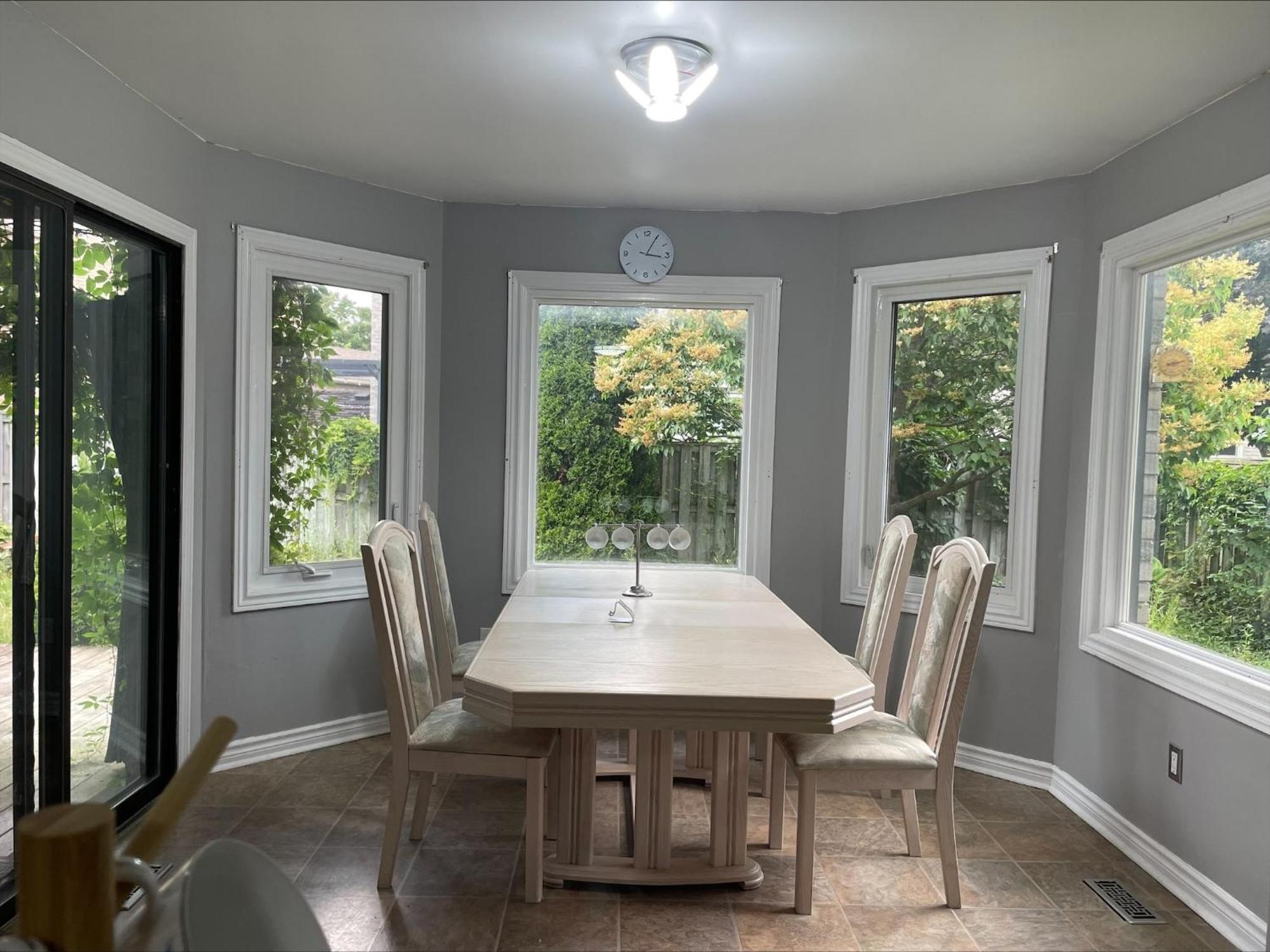 Bhf Near College & Hosp Self-Service Check-In So Fast Net Free Parking In Barrie Exterior photo