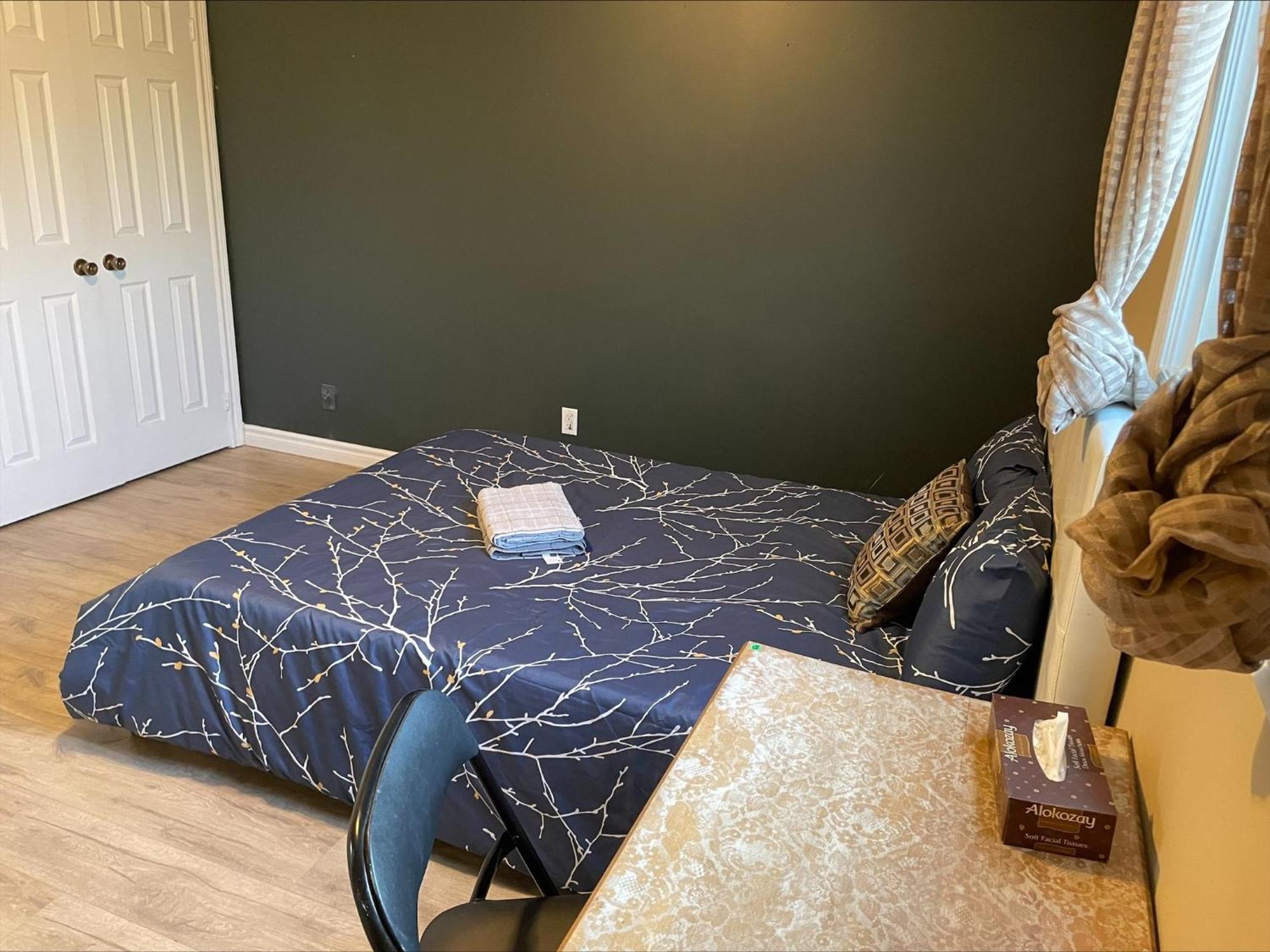 Bhf Near College & Hosp Self-Service Check-In So Fast Net Free Parking In Barrie Exterior photo