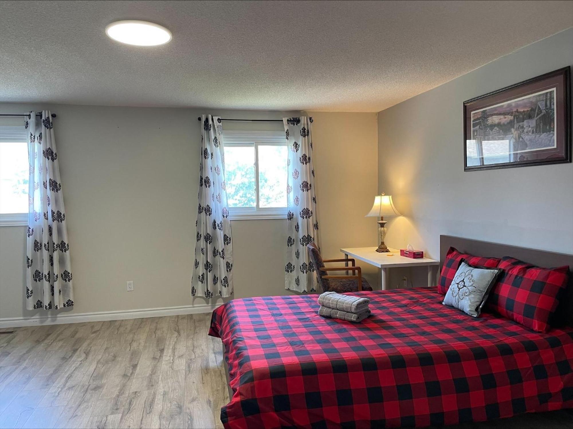 Bhf Near College & Hosp Self-Service Check-In So Fast Net Free Parking In Barrie Exterior photo