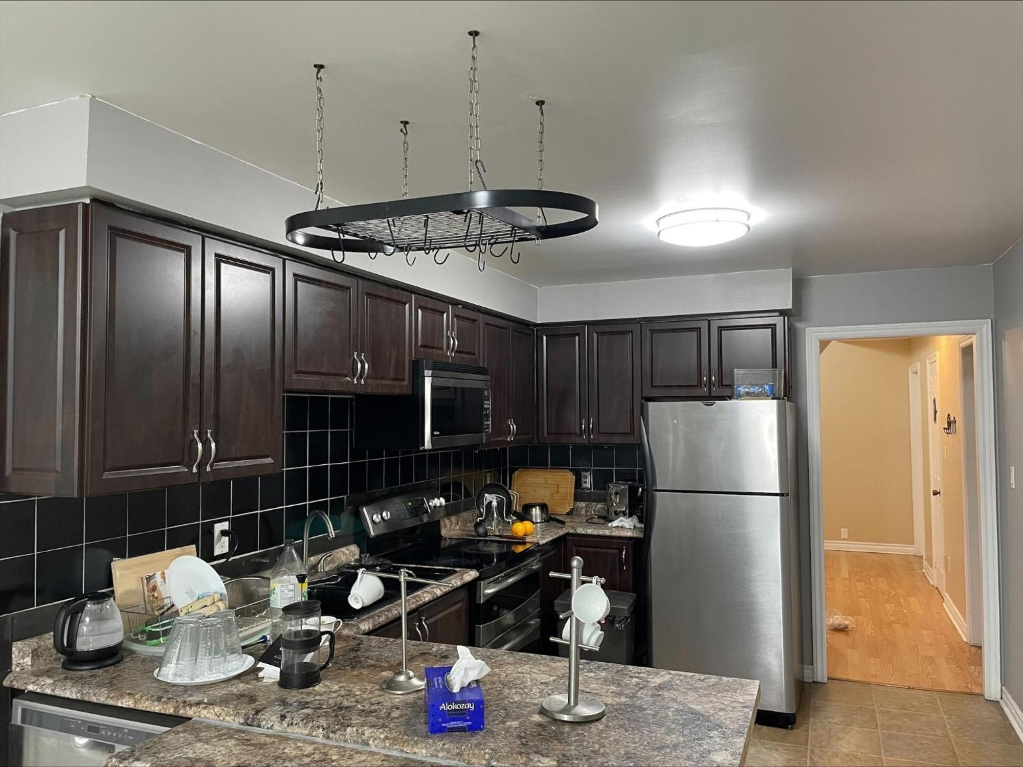 Bhf Near College & Hosp Self-Service Check-In So Fast Net Free Parking In Barrie Exterior photo