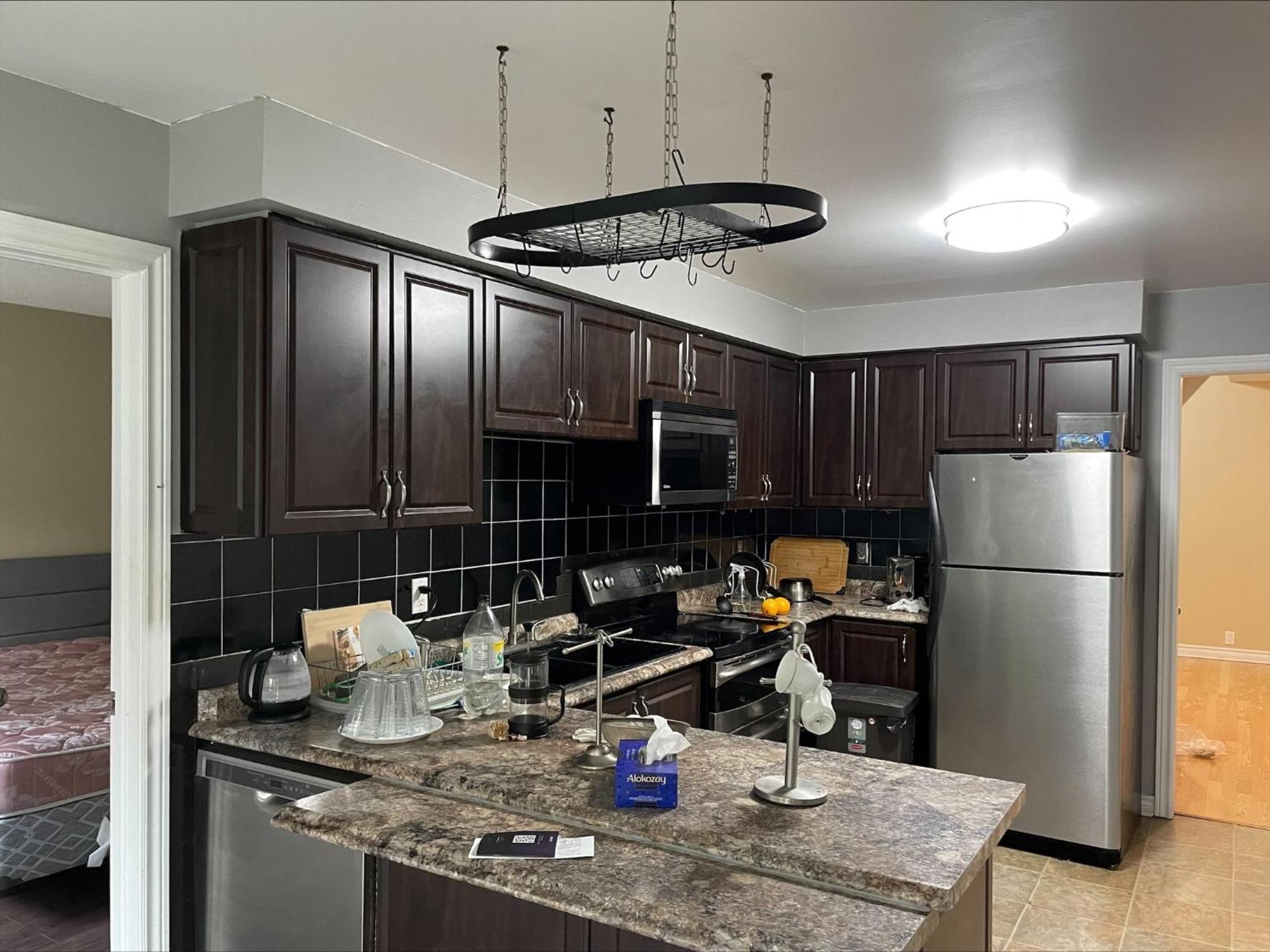 Bhf Near College & Hosp Self-Service Check-In So Fast Net Free Parking In Barrie Exterior photo